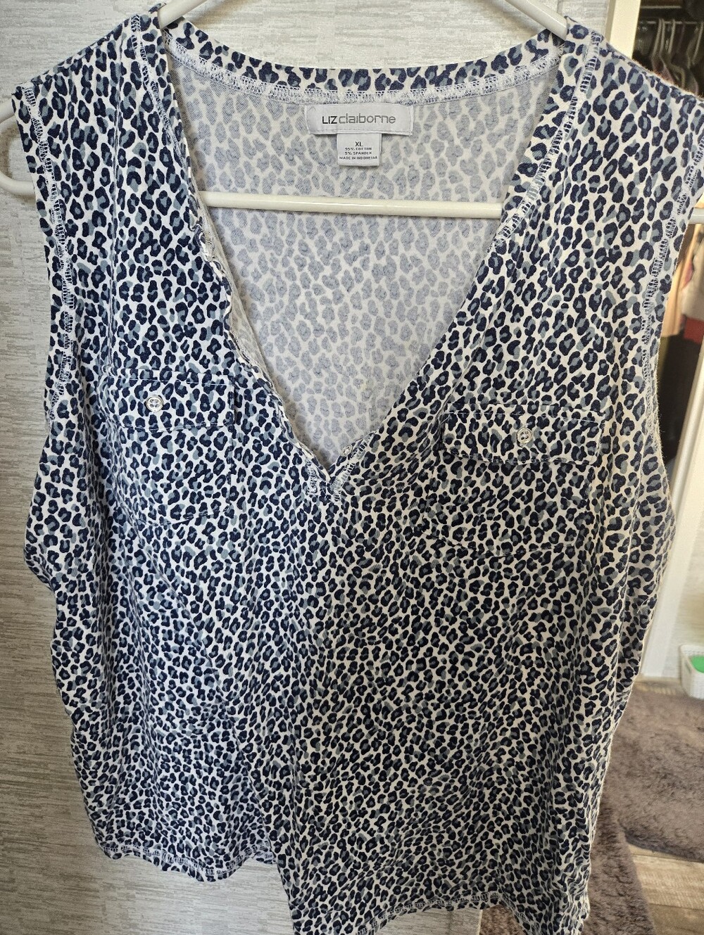 Liz Claiborne Navy and White Leopard Print V-Neck Sleeveless Top